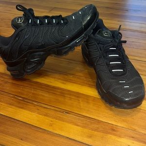 Nike Air Max Plus triple black